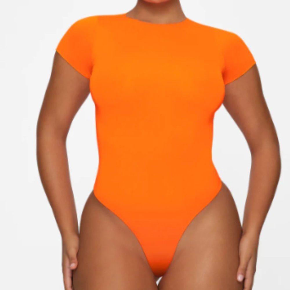 Skims ESSENTIAL T-SHIRT BODYSUIT s/m poppy